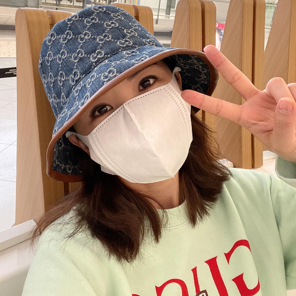 阿Sa 的Gucci 漁夫帽GG標誌由1930年代的初版Gucci菱形設計演變而來，現已成為品牌的傳統標誌。此GG帆布漁夫帽以藍色洗水帆布製成，綴有棕色皮革飾邊。